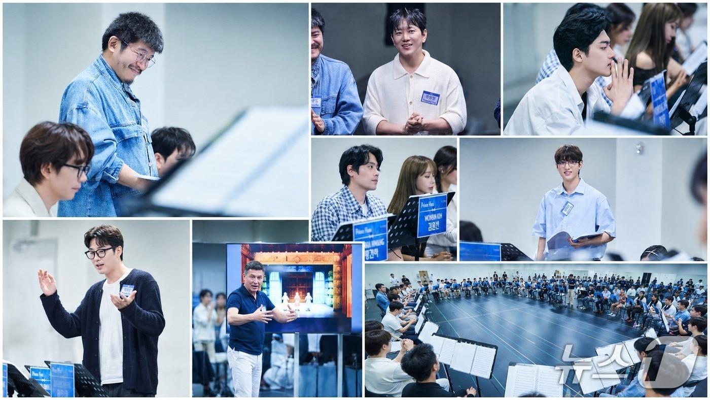 본문 이미지 - 뮤지컬 '겨울왕국' 한국 초연이 지난 8일 전체 연습 현장을 17일 처음 공개했다. 엘사와 안나를 포함한 47인 캐스트와 제작진은 대본 독회와 음악 연습으로 서울 개막 준비를 본격화했다.