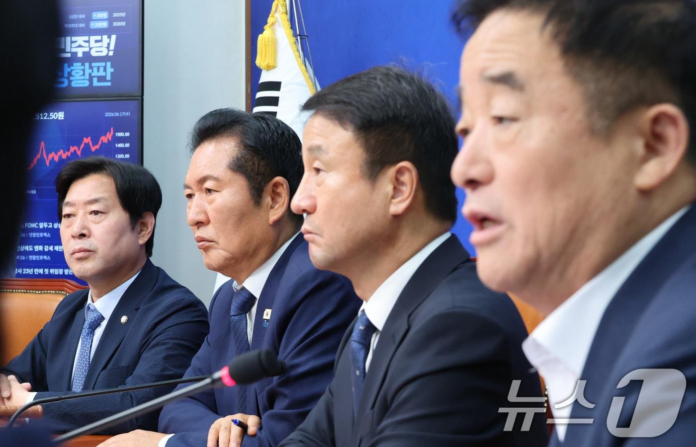 본문 이미지 - 정청래 더불어민주당 대표가 17일 서울 여의도 국회에서 열린 최고위원회의에서 강득구 최고위원의 발언을 듣고 있다. 2026.6.17 ⓒ 뉴스1 신웅수 기자