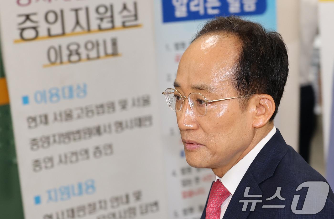 본문 이미지 - 추경호 대구시장 당선인이 17일 서울 서초구 서울중앙지방법원에서 열린 내란중요임무종사 혐의 사건 공판에 출석하고 있다. 비상계엄 당시 국민의힘 원내대표이던 추 당선인은 윤석열 전 대통령 측으로부터 계엄에 협조해달라는 요청을 받은 뒤, 의원총회 장소를 여러 차례 변경하는 방식으로 국회의 계엄 해제 표결을 방해한 혐의로 기소됐다. 2026.6.17 ⓒ 뉴스1 오대일 기자