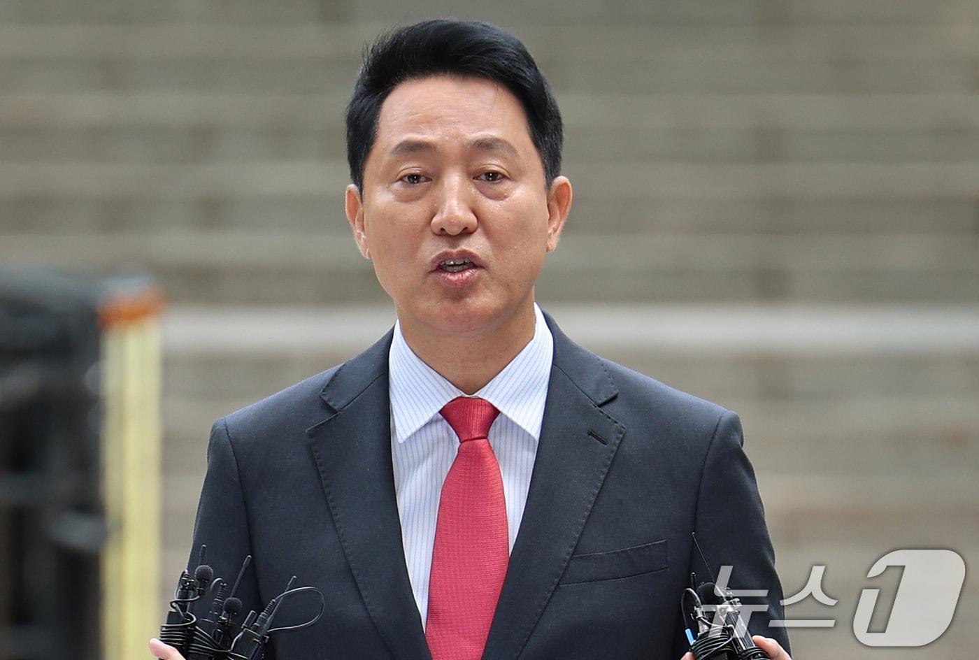 본문 이미지 - 오세훈 서울시장이 17일 서울 서초구 서울중앙지방법원에서 열린 여론조사비 대납 의혹 관련 결심 공판에 출석하며 입장을 밝히고 있다. 오 시장은 지난 2021년 서울시장 재보궐선거를 앞두고 정치 브로커 명태균 씨에게 총 10차례에 걸쳐 여론조사 결과를 제공받고 후원자 김 씨에게 3300만 원 상당의 비용을 대납하도록 한 혐의로 기소됐다. 2026.6.17 ⓒ 뉴스1 오대일 기자