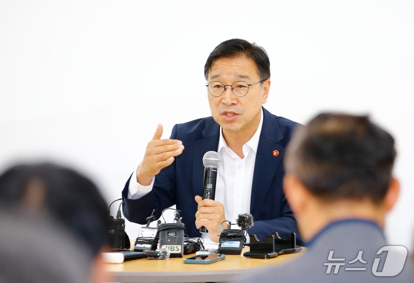 본문 이미지 - 위성곤 제주도지사 당선인이 17일 제40대 제주도지사직 인수위원회 사무실에서 기자간담회를 갖고 있다./뉴스1 