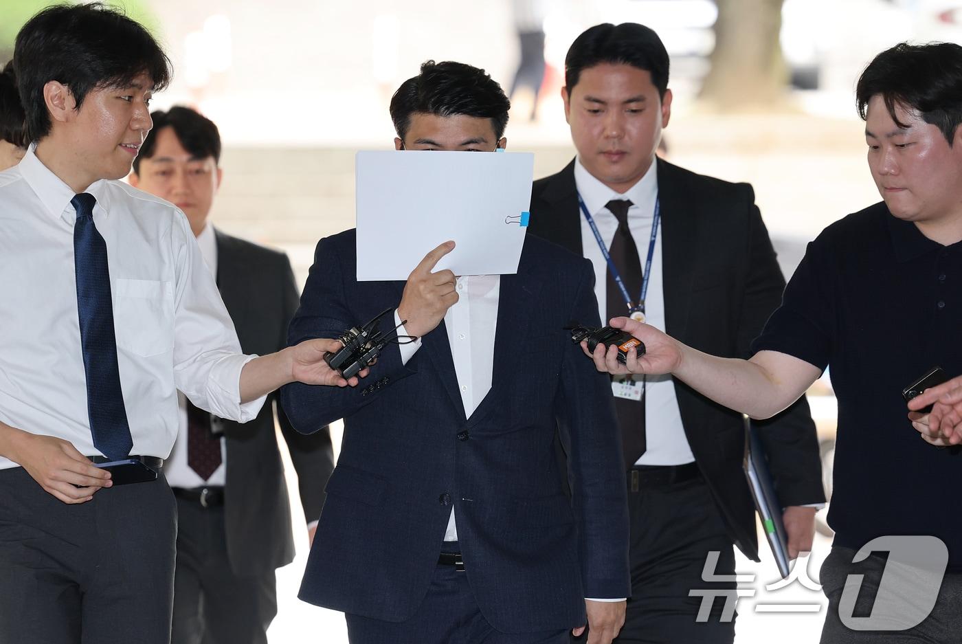 본문 이미지 - 신도들을 국민의힘에 집단 입당시켰다는 의혹을 받는 신천지 전 요한지파 총무 홍 모씨가 17일 서울 서초구 서울중앙지방법원에서 열린 구속 전 피의자 심문(영장실질심사)에 출석하고 있다. 2026.6.17 ⓒ 뉴스1 오대일 기자