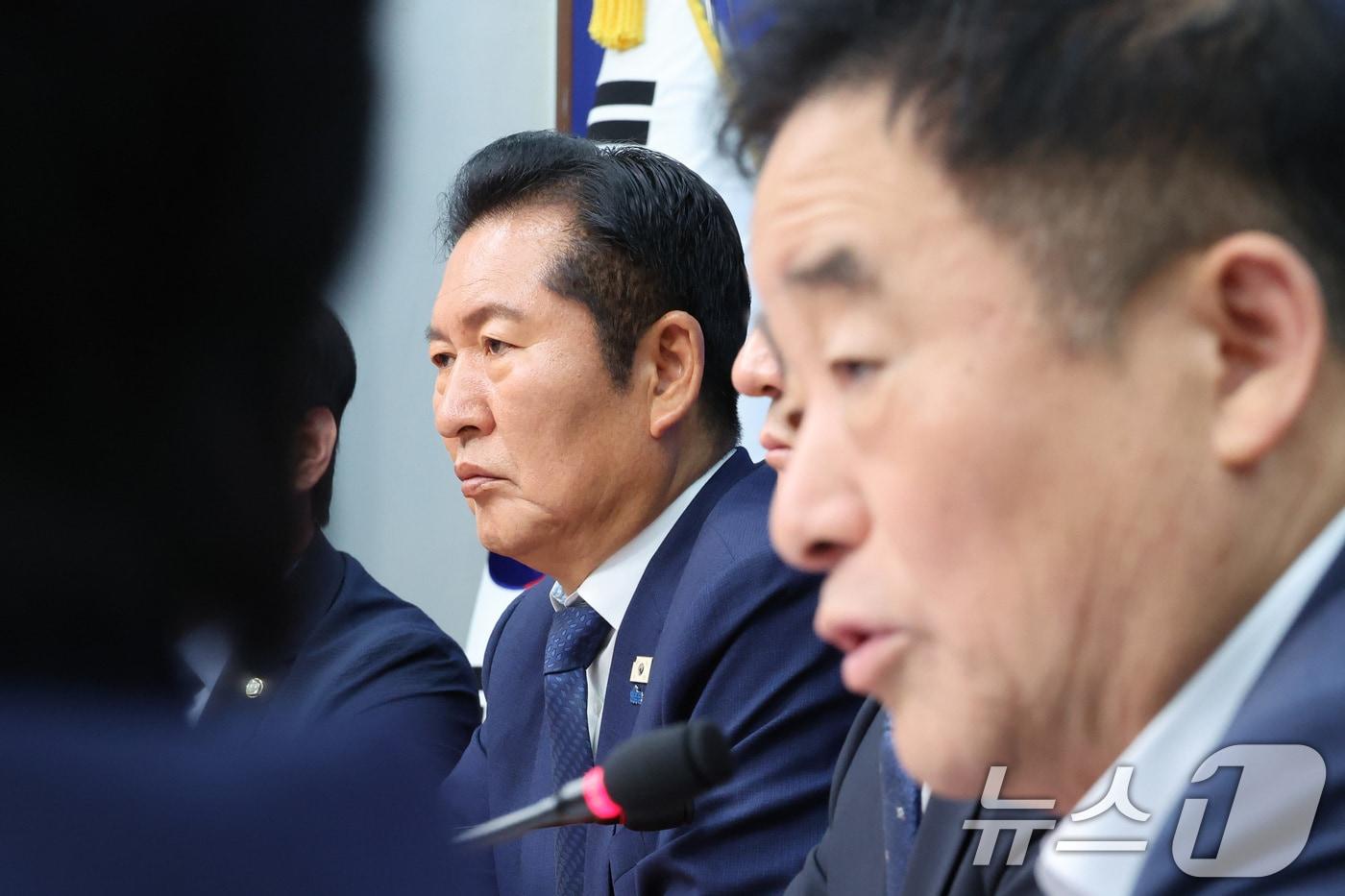 본문 이미지 - 정청래 더불어민주당 대표가 17일 서울 여의도 국회에서 열린 최고위원회의에서 강득구 최고위원의 발언을 듣고 있다. 2026.6.17 ⓒ 뉴스1 신웅수 기자