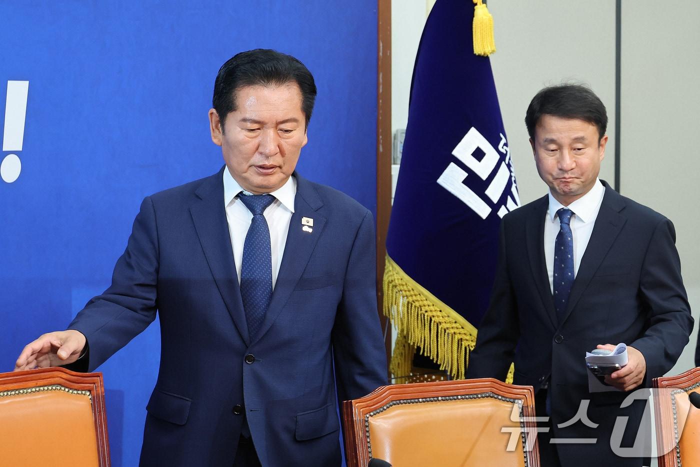 본문 이미지 - 정청래 더불어민주당 대표와 한병도 원내대표가 17일 서울 여의도 국회에서 열린 최고위원회의에 참석하고 있다. 2026.6.17 ⓒ 뉴스1 신웅수 기자