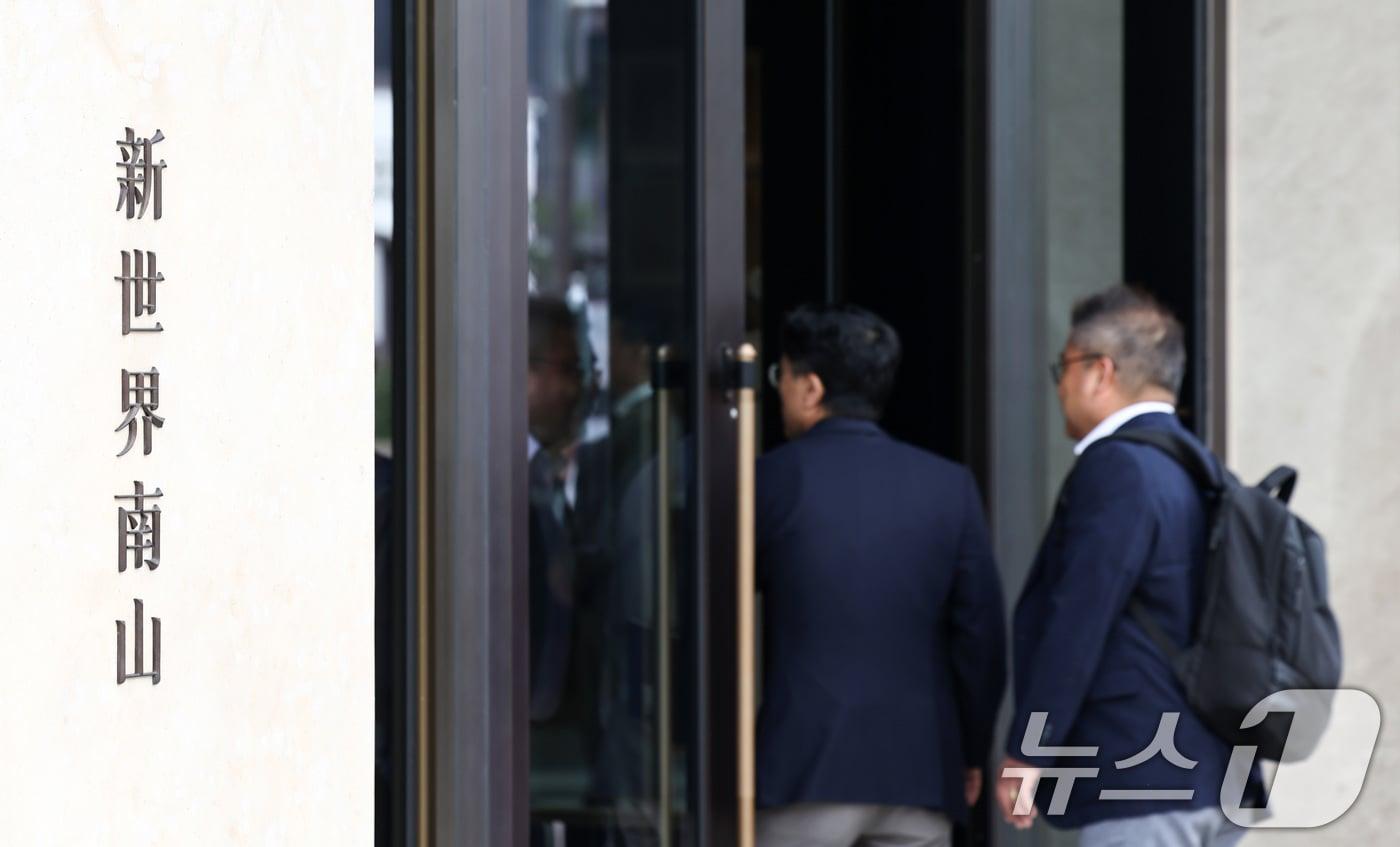 본문 이미지 - 신세계 그룹은 17일 이마트 부문 계열사 임원들과 스타벅스 코리아 본사 직원을 대상으로 역사 인식 및 사회적 감수성을 함양하는 교육을 실시한다. 사진은 이날 오전 역사 인식 및 사회적 감수성 함양 교육이 진행되는 서울 중구 신세계 남산 연수원의 모습. 2026.6.17 ⓒ 뉴스1 최지환 기자