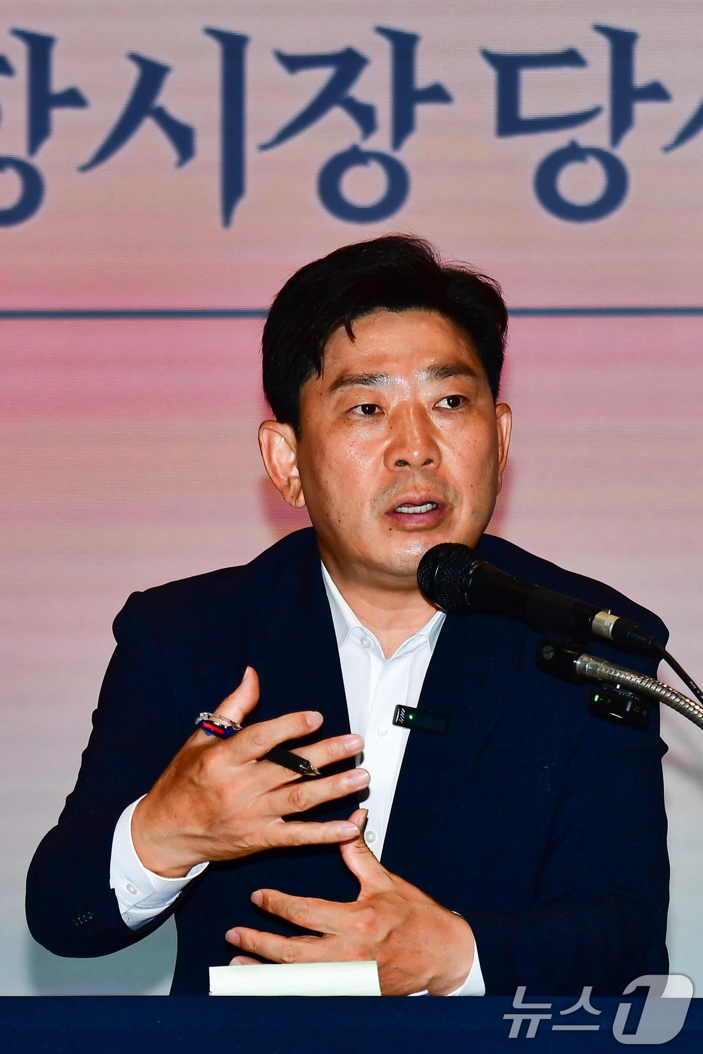 본문 이미지 - 박용선 경북 포항시장 당선인이 17일 오전 포항첨단해양R&D센터에 있는 인수위 사무실에서 기자간담회를 진행하고 있다. 박 당선인은 "민생경제와 철강경기 회복에 역량을 집중하겠다＂고 말했다. 2026.6.17 ⓒ 뉴스1 최창호 기자