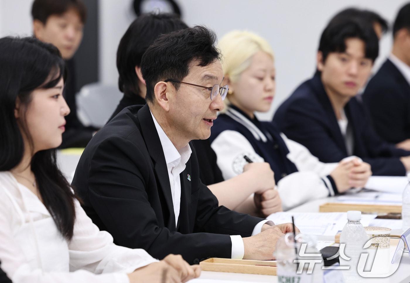 본문 이미지 - 윤창렬 국무조정실장이 17일 서울 용산구 서울비즈센터에서 열린 국민참정권 침해 관련 청년·전문가 토론회에서 모두발언을 하고 있다. 2026.6.17 ⓒ 뉴스1 구윤성 기자