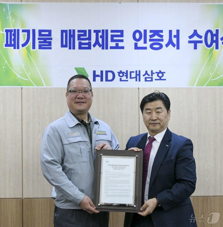 본문 이미지 - HD현대삼호 최고안전책임자 이승훈 상무(왼쪽)와 로이드인증원 이일형 대표이사.(HD현대삼호 제공, 재배포 및 DB 금지) /뉴스1