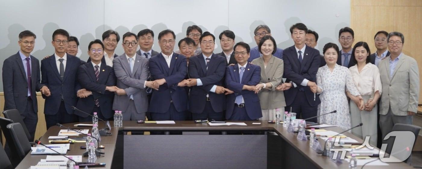본문 이미지 - 17일 오전 인천 송도국제도시 G타워 8층에서 열린 민선 9기 인천시장직 인수위원회 업무보고회에서 인수위원들이 기념촬영을 하고 있다.(인수위 제공. 재배포 및 DB금지)2026.6.18/뉴스1