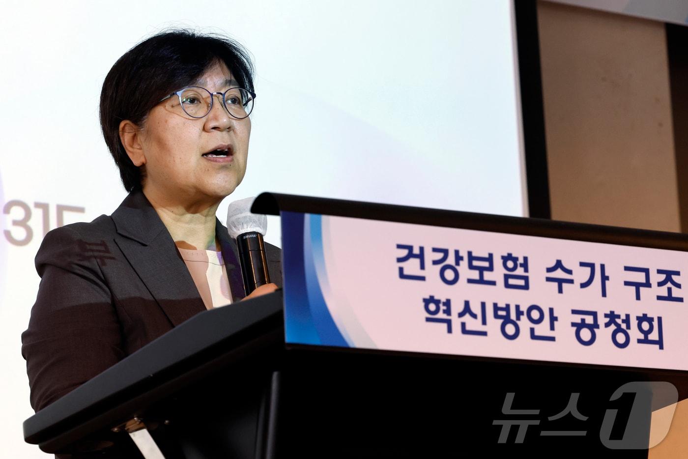 본문 이미지 - 정은경 보건복지부 장관이 17일 오전 서울시 중구 을지로 프레지던트호텔 슈벨트홀에서 열린 건강보험 수가 구조 혁신방안 공청회에서 축사를 하고 있다. 2026.6.17 ⓒ 뉴스1 박정호 기자