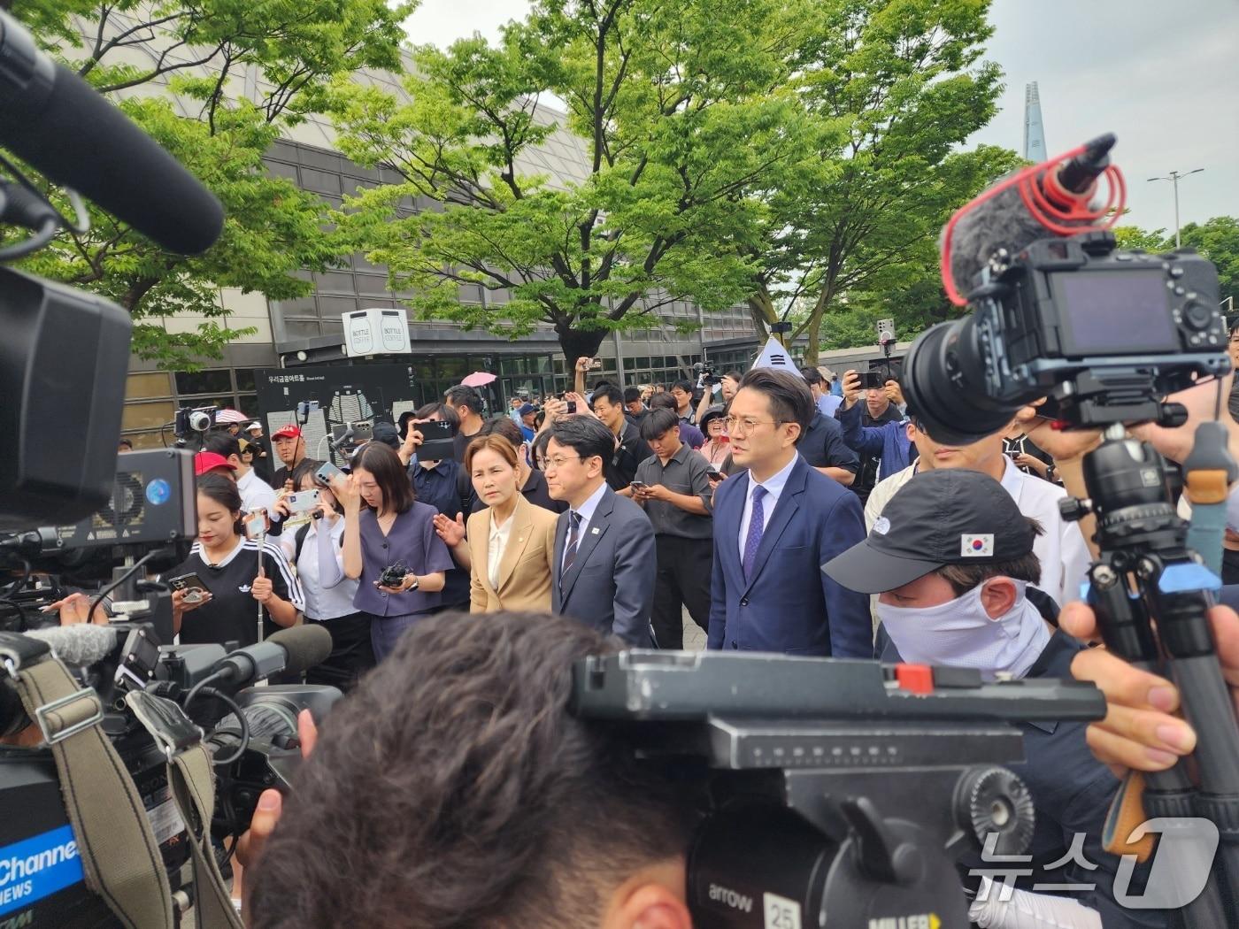 본문 이미지 - 17일 오전 서울 송파구에서 더불어민주당 소속 임오경, 천준호, 전용기 의원이 올림픽공원 핸드볼경기장 개표소에 접근하고 있다. 2026.06.17/ⓒ 뉴스1 권진영 기자