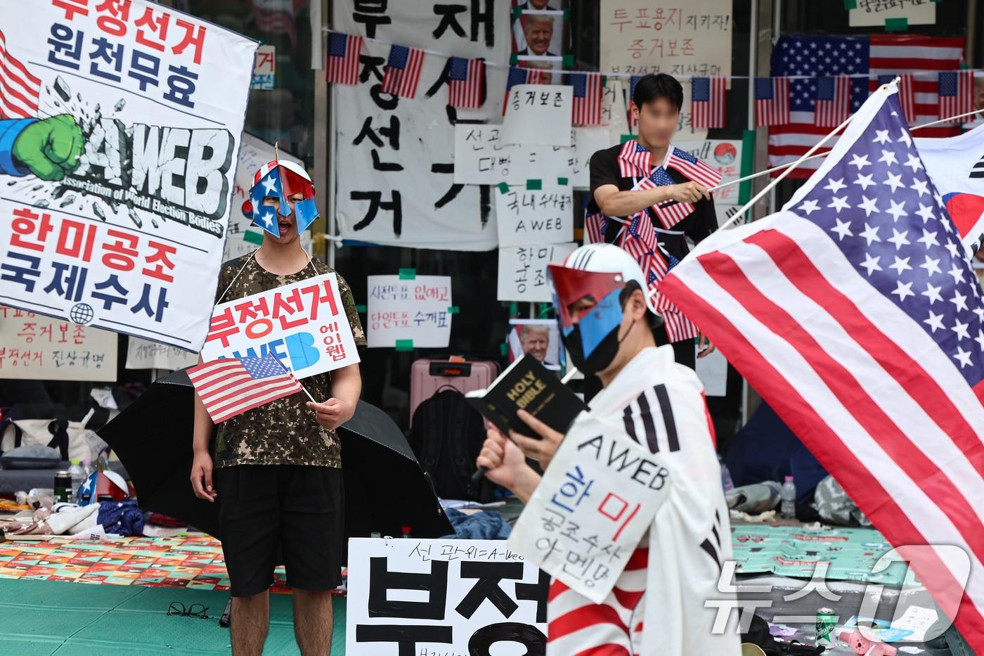 본문 이미지 - 제9회 전국동시지방선거 투표용지 부족 사태를 규탄하는 개표소 봉쇄 시위가 계속된 17일 서울 송파구 올림픽공원 핸드볼경기장 앞에서 시민들이 재선거 등을 요구하고 있다. 2026.6.17 ⓒ 뉴스1 김도우 기자
