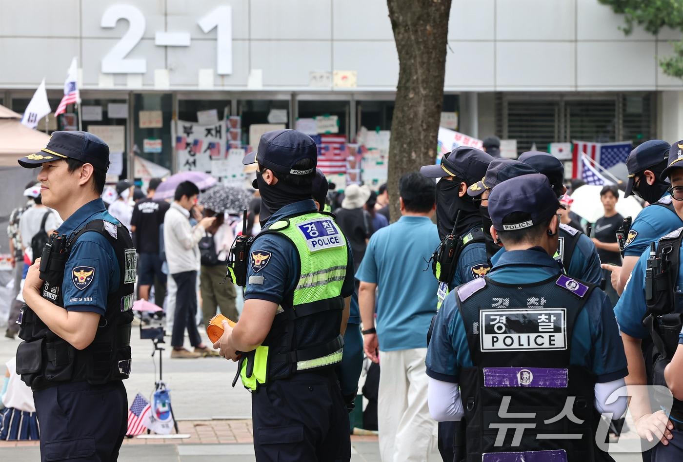 본문 이미지 - 제9회 전국동시지방선거 투표용지 부족 사태를 규탄하는 개표소 봉쇄 시위가 계속된 17일 서울 송파구 올림픽공원 핸드볼경기장 앞에서 경찰들이 대기하고 있다. 2026.6.17 ⓒ 뉴스1 김도우 기자