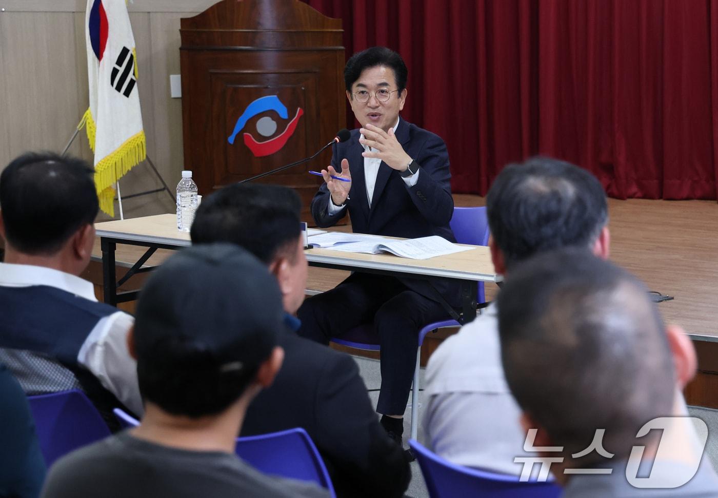 본문 이미지 - 허태정 대전시장 당선인이 17일 대전 서구 근로자복지회관에서 열린 근로자와 대화에서 노동자의 질문에 답변하고 있다. 2026.6.17 ⓒ 뉴스1 김기태 기자