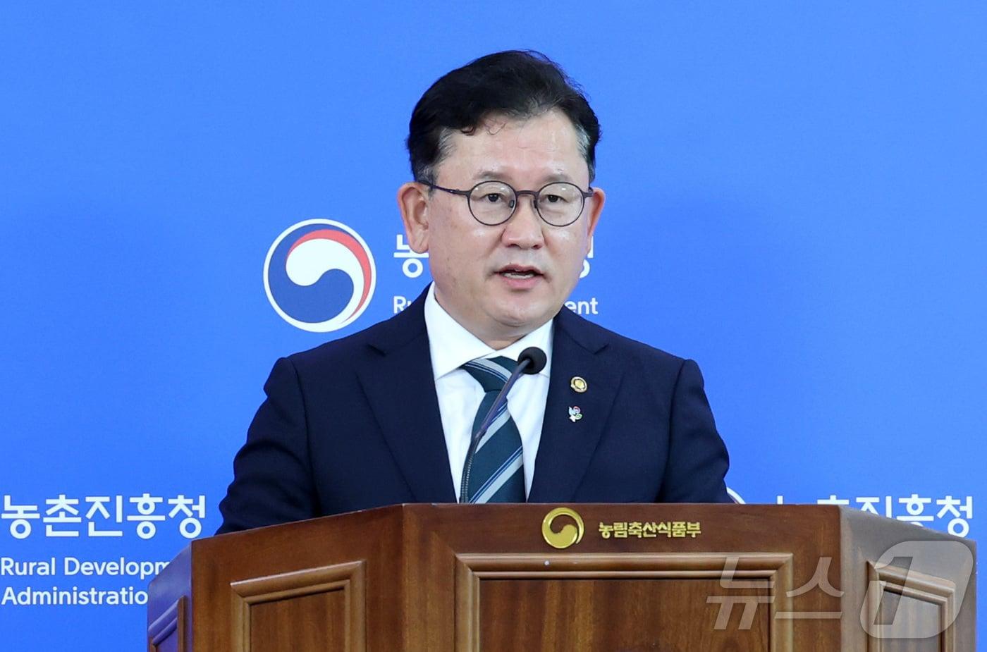 본문 이미지 - 이승돈 농촌진흥청장이 17일 세종시 정부세종청사에서 제1차 지역특화작목 연구개발 및 육성 종합계획의 주요 성과와 제2차 종합계획의 추진방향을 발표하고 있다. 2026.6.17 ⓒ 뉴스1 김기남 기자