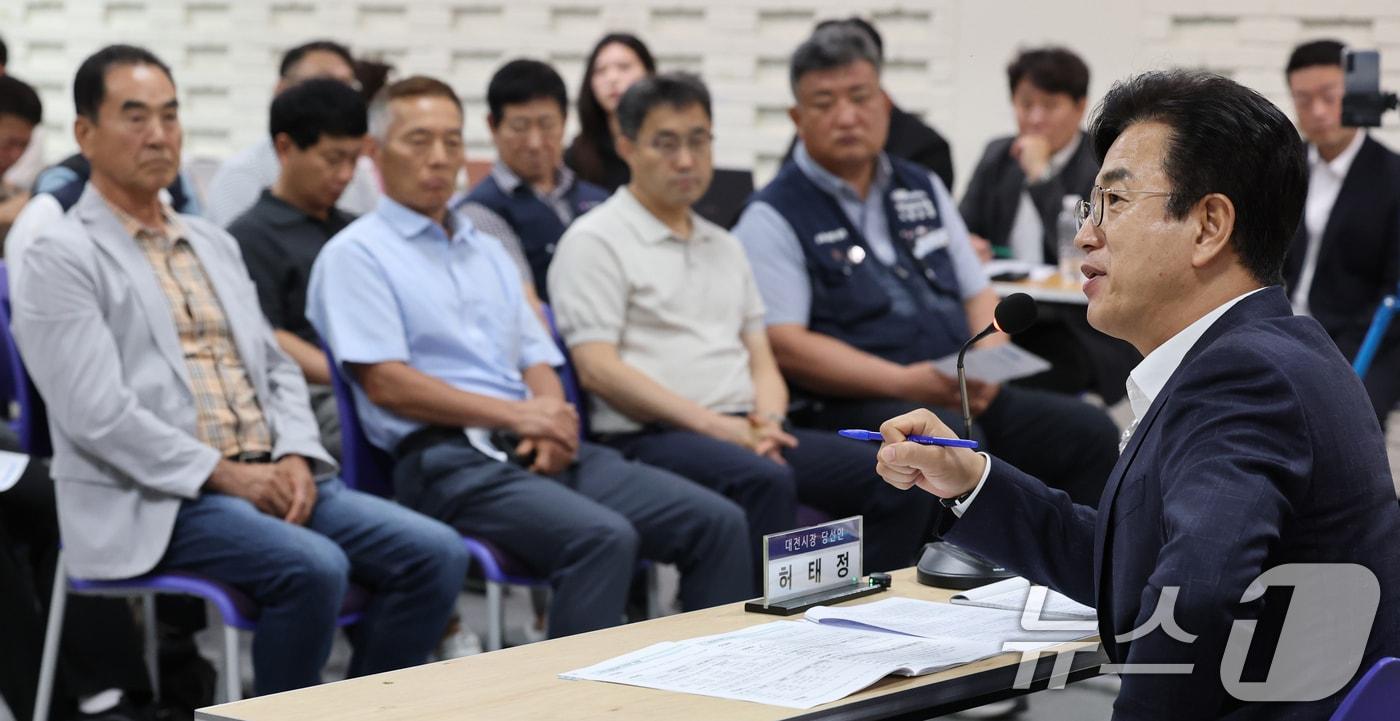 본문 이미지 - 허태정 대전시장 당선인이 17일 대전 서구 근로자복지회관에서 열린 근로자와 대화에서 노동자의 질문에 답변하고 있다. 2026.6.17 ⓒ 뉴스1 김기태 기자