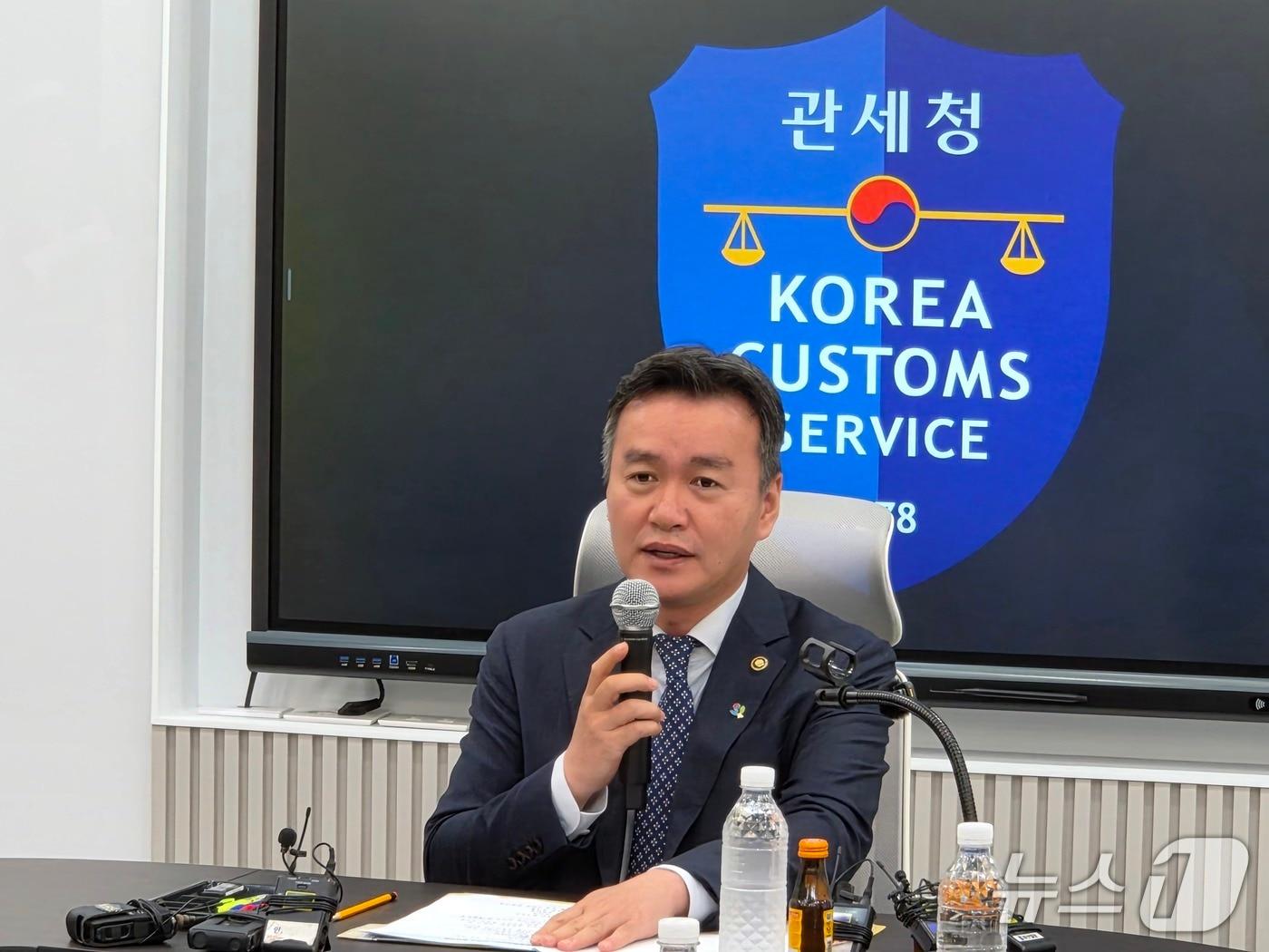 본문 이미지 - 17일 이종욱 관세청장이 부산에서 주요 공항·항만 일반 수입화물을 전담하는 '마약 특별검사팀'을 발대식을 갖고 인사말을 하고 있다. 2026.6.17/뉴스1 ⓒ News1 임순택 기자