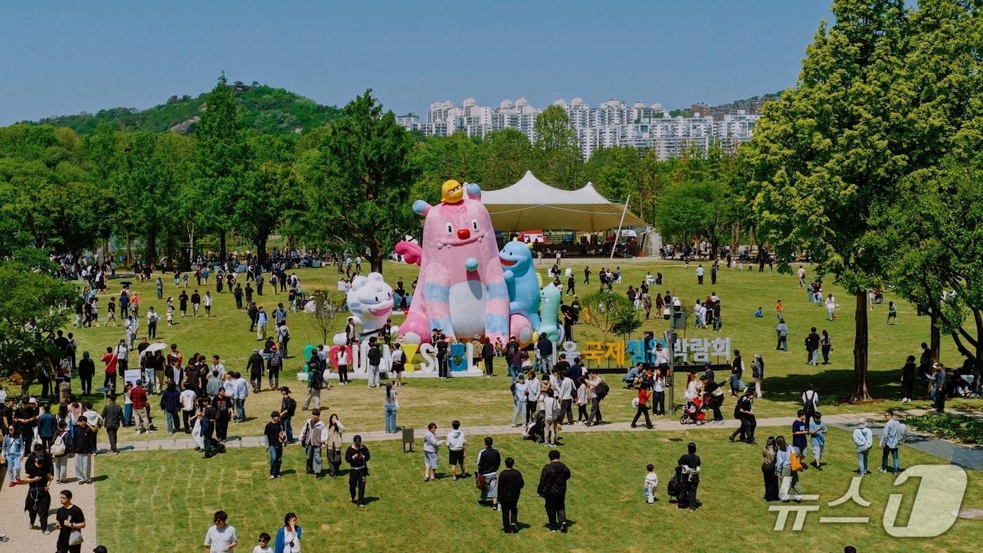 본문 이미지 - 개막일 잔디마당 해치(서울시 제공)