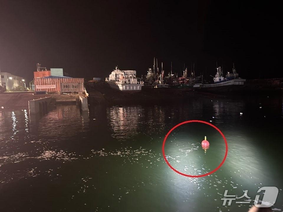 본문 이미지 - 해경이 17일 오전 0시 57분께 전북 군산시 비응항 경사로에서 바다로 빠진 견인차량이 추락한 지점에 야간 식별 부표를 설치했다.(군산해경 제공. 재판매 및 DB금지)