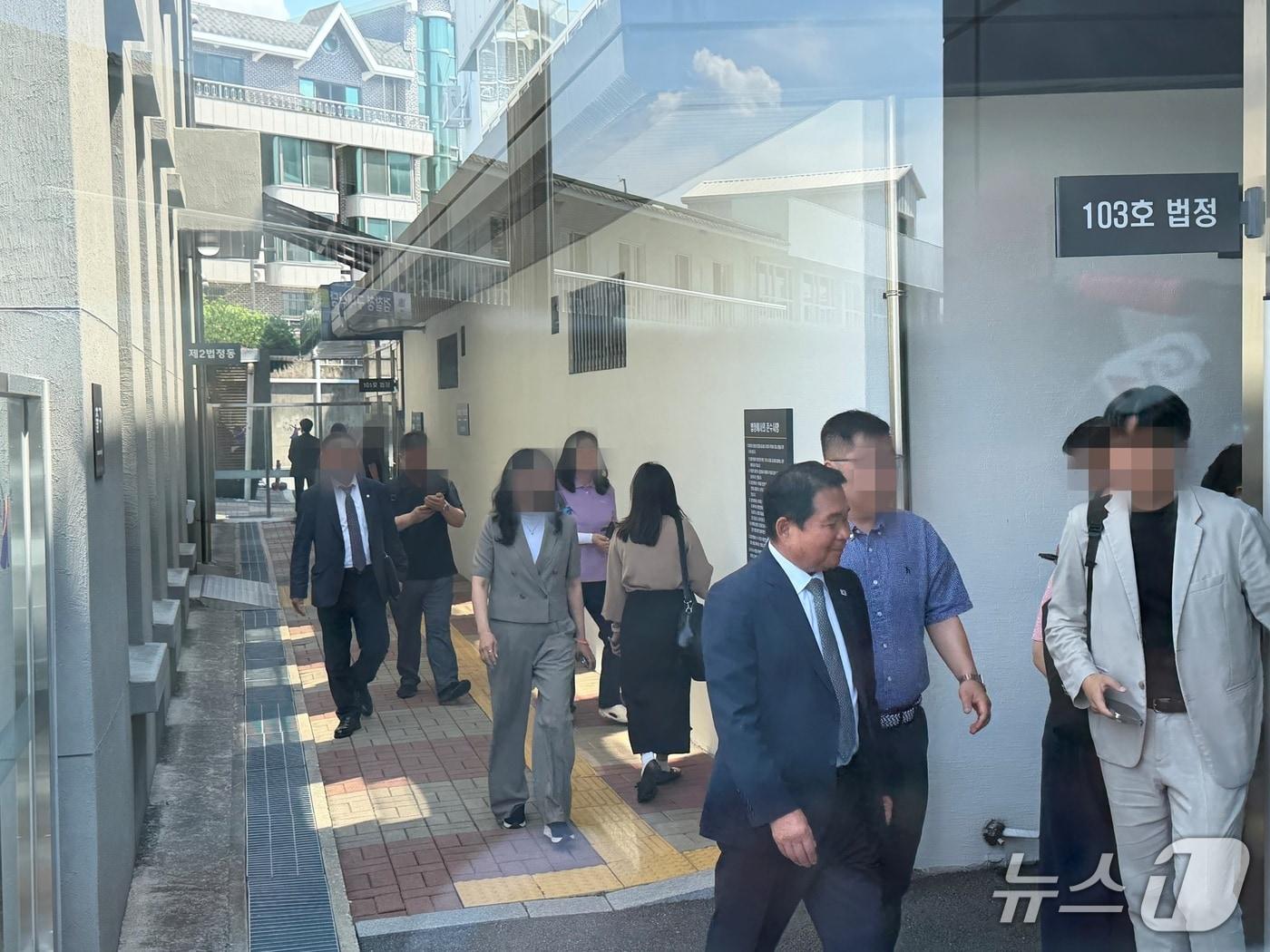 본문 이미지 -  2022년 '6·1 전국동시지방선거' 당시 불법선거운동과 뇌물수수 혐의를 받는 신경호 강원도교육감이 17일 오후 항소심 재판을 받기 위해 재판장 안으로 들어가고 있다.2026.6.17 한귀섭 기자