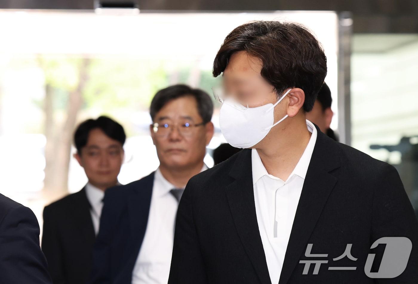 본문 이미지 - 신천지 신도들을 국민의힘 당원으로 집단 가입시킨 혐의를 받는 고동안 전 신천지 총회 총무가 17일 오후 서울 서초구 서울중앙지방법원에서 열린 구속 전 피의자 심문(영장실질심사)에 출석하고 있다. 2026.6.17 ⓒ 뉴스1 오대일 기자