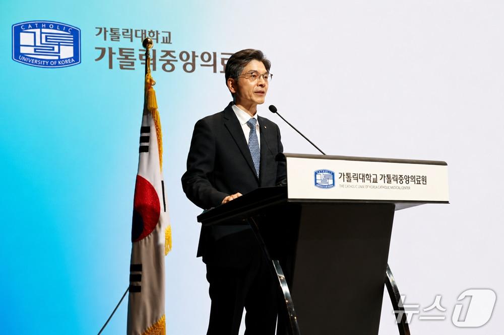 본문 이미지 - 민창기 가톨릭대 의무부총장 겸 의료원장이 기념사를 하고 있다.(가톨릭중앙의료원 제공)