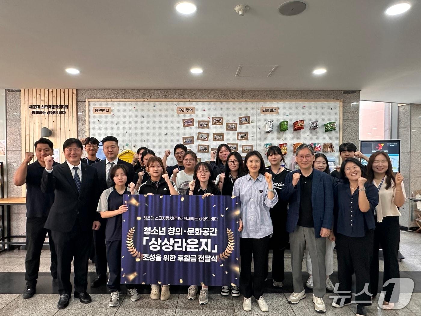 본문 이미지 - '상상의 바다' 제막식 이후 참석자들이 기념촬영을 하고 있다.(해운대구 제공. 재판매 및 DB금지)