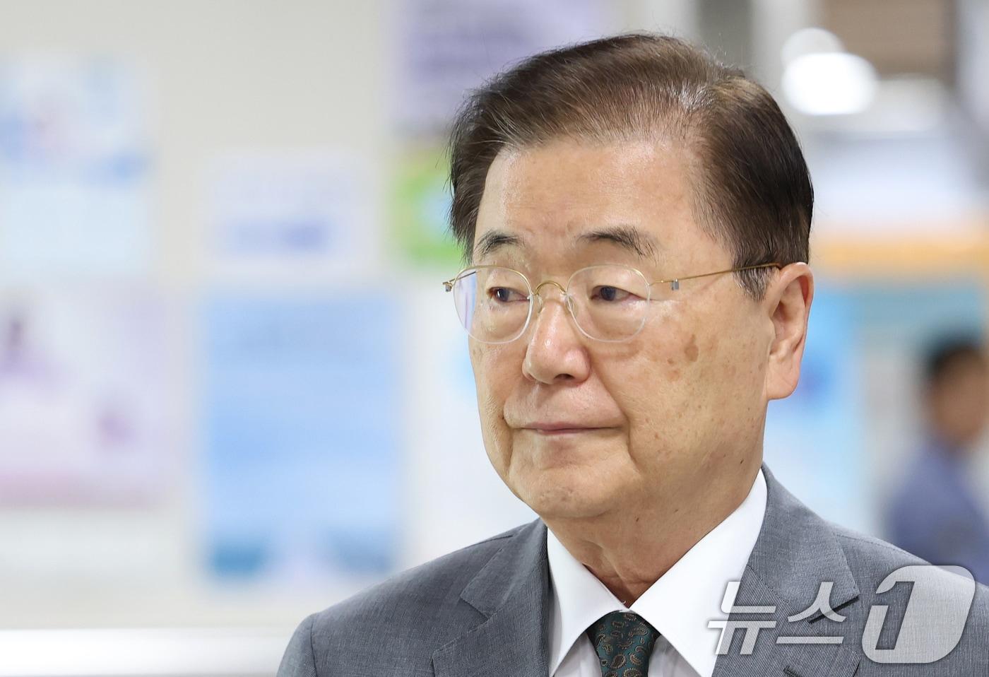 본문 이미지 - '탈북 어민 강제 북송' 혐의로 기소된 정의용 전 국가안보실장이 17일 오후 서울 서초구 서울중앙지방법원에서 열린 국가정보원법 위반 항소심 3차 공판에 출석하고 있다. 2026.6.17 ⓒ 뉴스1 오대일 기자