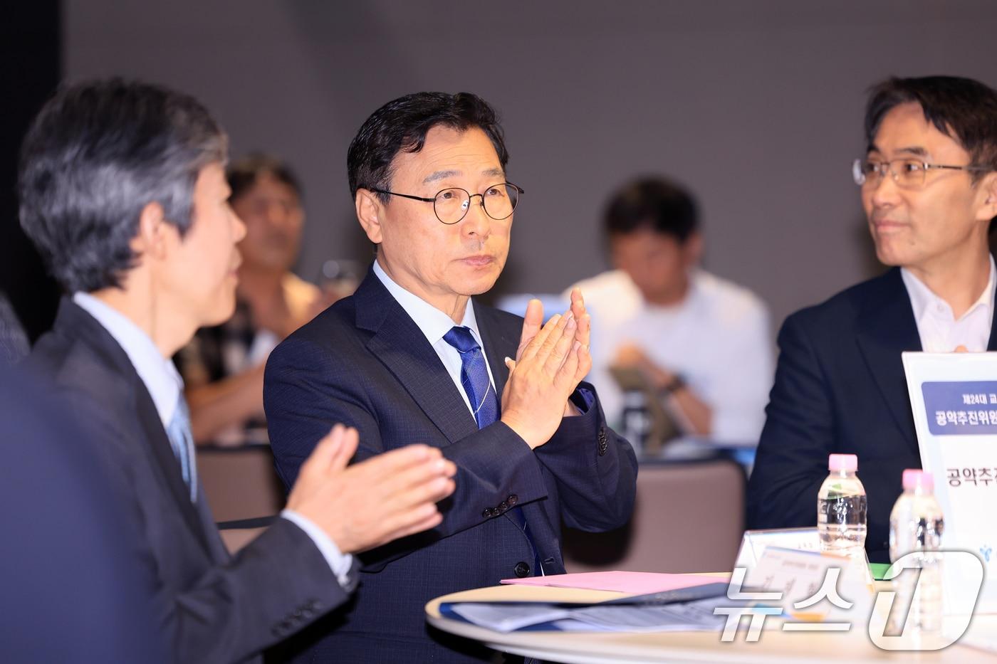 본문 이미지 - 정근식 서울시교육감이 17일 서울 용산구 서울시교육청에서 열린 제2기 공약추진위 발대식에서 박수를 치고 있다. 2026.6.17 ⓒ 뉴스1 이호윤 기자