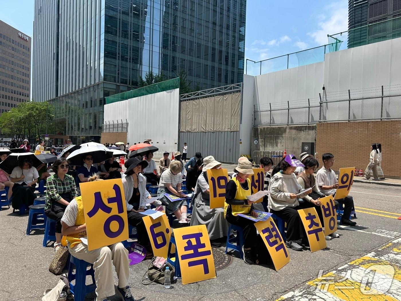 본문 이미지 - 정의기억연대가 17일 서울 종로구 옛 주한 일본대사관 인근에서 1757차 일본군 성노예제 문제해결을 위한 정기 수요시위를 열고 있는 모습.2026.6.17 ⓒ 뉴스1 이동건 수습기자