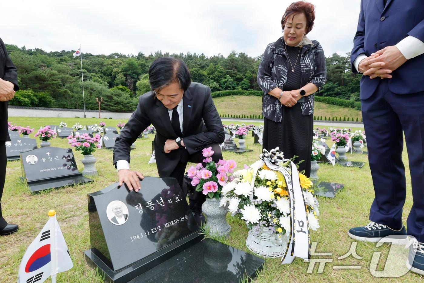 본문 이미지 - 조국 전 조국혁신당 대표가 17일 광주 국립5.18민주묘역을 찾아 정동년 선생 묘 앞에서 부인 이명자 여사와 함께 참배하고 있다. ⓒ 뉴스1 김태성 기자