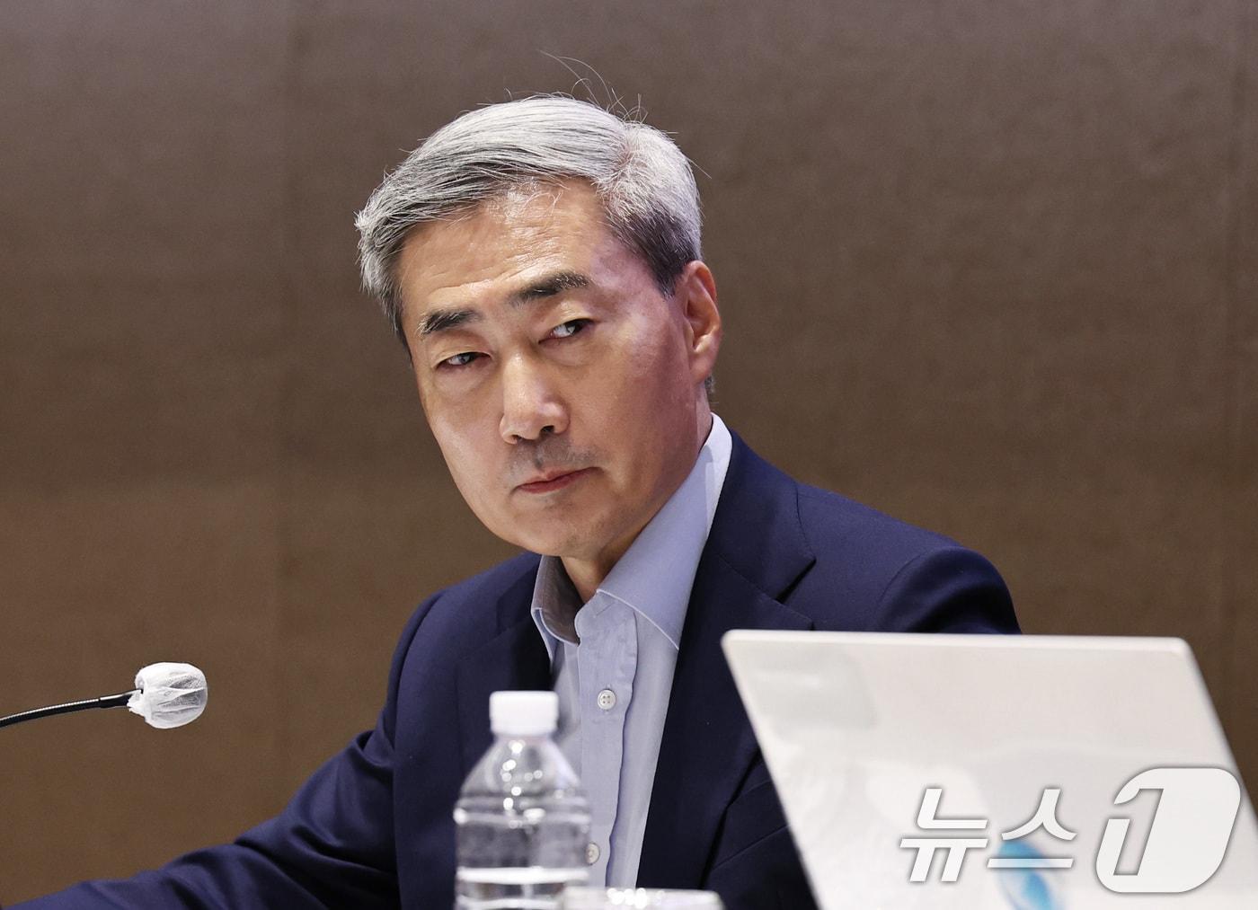 본문 이미지 - 신현송 한국은행 총재가 17일 서울 중구 한국은행에서 열린 올해 상반기 물가안정목표 운영상황 점검 설명회에 참석하고 있다. 2026.6.17 ⓒ 뉴스1 구윤성 기자