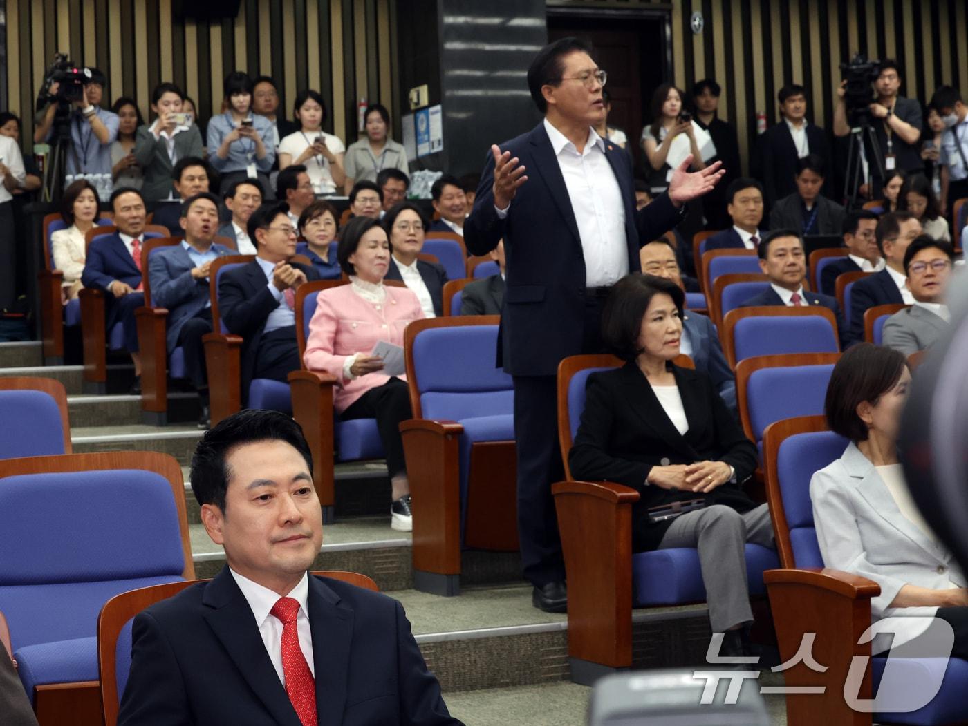 본문 이미지 - 장동혁 국민의힘 대표가 지난 17일 오후 서울 여의도 국회에서 열린 긴급 의원총회에서 송석준 의원의 공개 발언 요구를 듣고 있다. 2026.6.17 ⓒ 뉴스1 황기선 기자