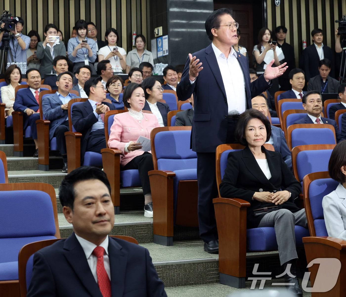 본문 이미지 - 송석준 국민의힘 의원이 17일 오후 서울 여의도 국회에서 열린 긴급 의원총회에서 공개 발언 요구를 하고 있다. 사진 왼쪽은 장동혁 대표. ⓒ 뉴스1 황기선 기자