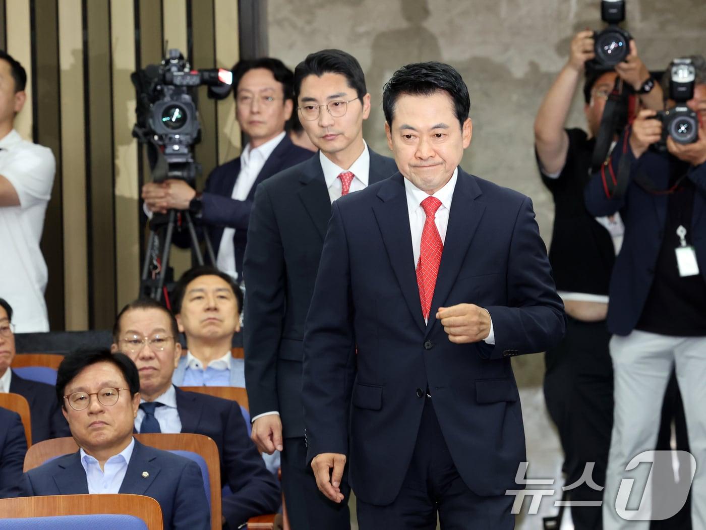 본문 이미지 - 장동혁 국민의힘 대표가 17일 오후 서울 여의도 국회에서 열린 긴급 의원총회에 참석하고 있다. 2026.6.17 ⓒ 뉴스1 황기선 기자