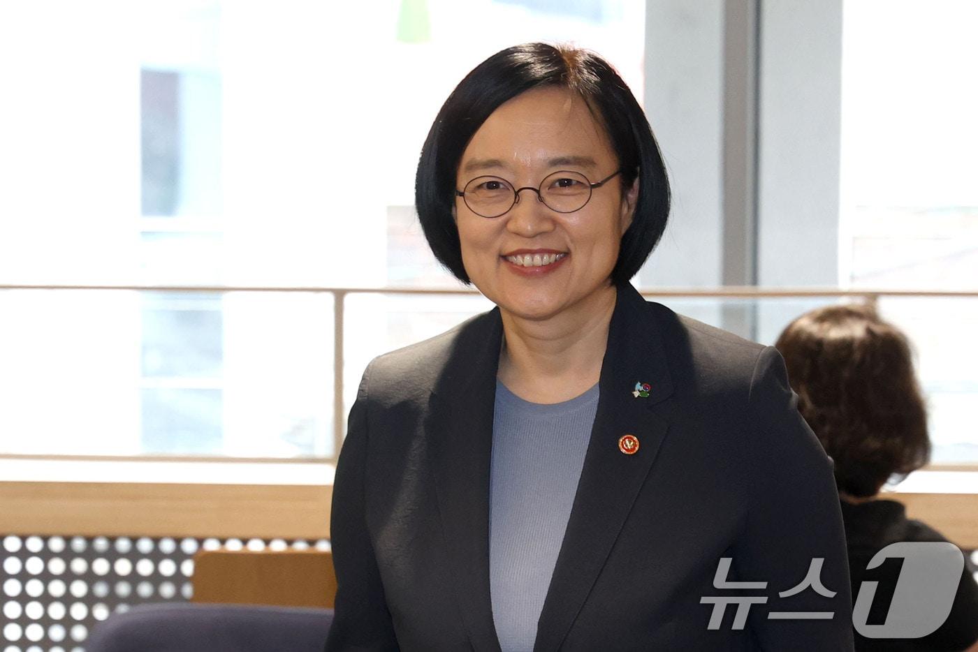 본문 이미지 - 한성숙 국무총리 후보자가 지난 17일 오후 서울 종로구의 한 카페에서 열린 데이터 기반 AI행정을 위한 실무공직자 간담회에 참석하고 있다. 2026.6.17 ⓒ 뉴스1 이광호 기자