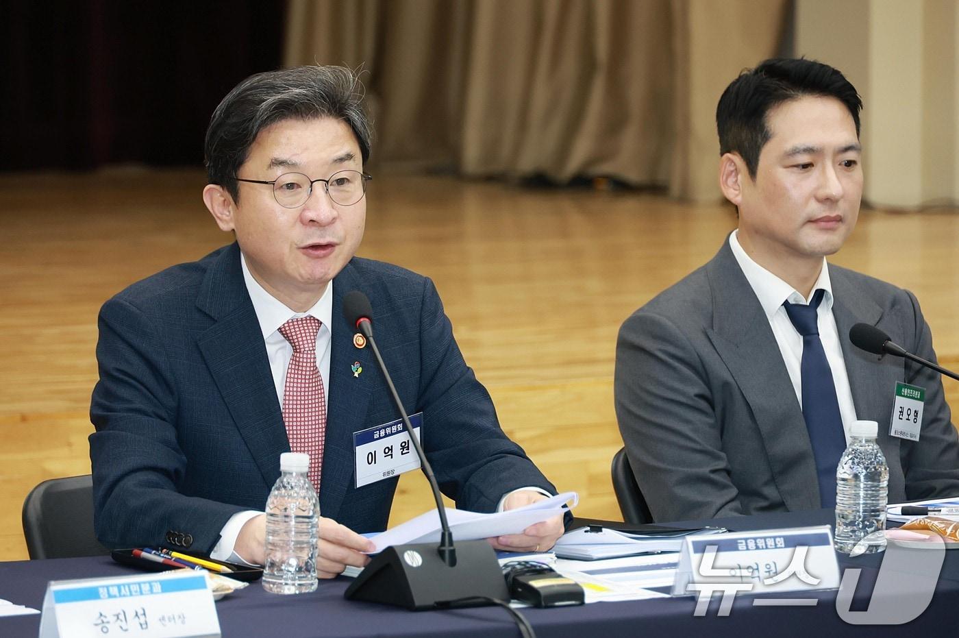 본문 이미지 - 이억원 금융위원장이 17일 오후 서울 중구 예금보험공사에서 포용금융 현장 대토론회를 주재하고 있다. 이번 대토론회에서 포용금융을 일회성 민생대책이나 개별 정책상품 확대 차원이 아닌, 금융시스템 전반의 작동방식을 바꾸는 구조개혁 과제에 대해 논의했다. (금융위원회 제공. 재판매 및 DB금지) 2026.6.17 ⓒ 뉴스1