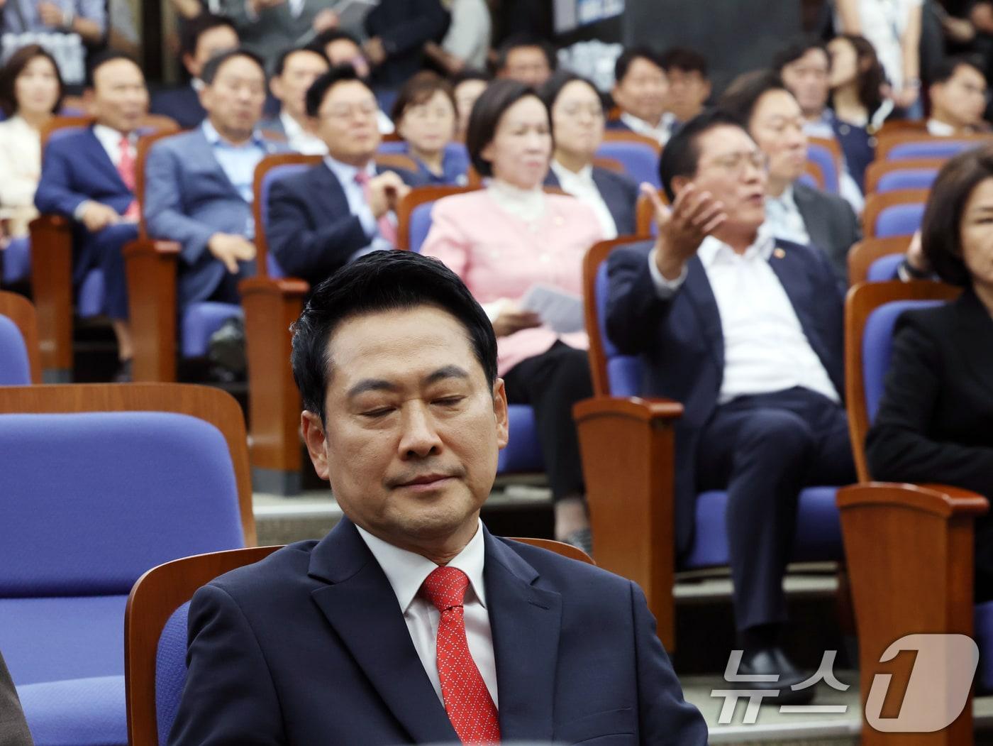 본문 이미지 - 장동혁 국민의힘 대표가 17일 오후 서울 여의도 국회에서 열린 긴급 의원총회에서 송석준 의원의 공개 발언 요구를 듣고 있다. 이후 의총은 공개 발언 없이 비공개로 전환됐다. 2026.6.17 ⓒ 뉴스1 황기선 기자
