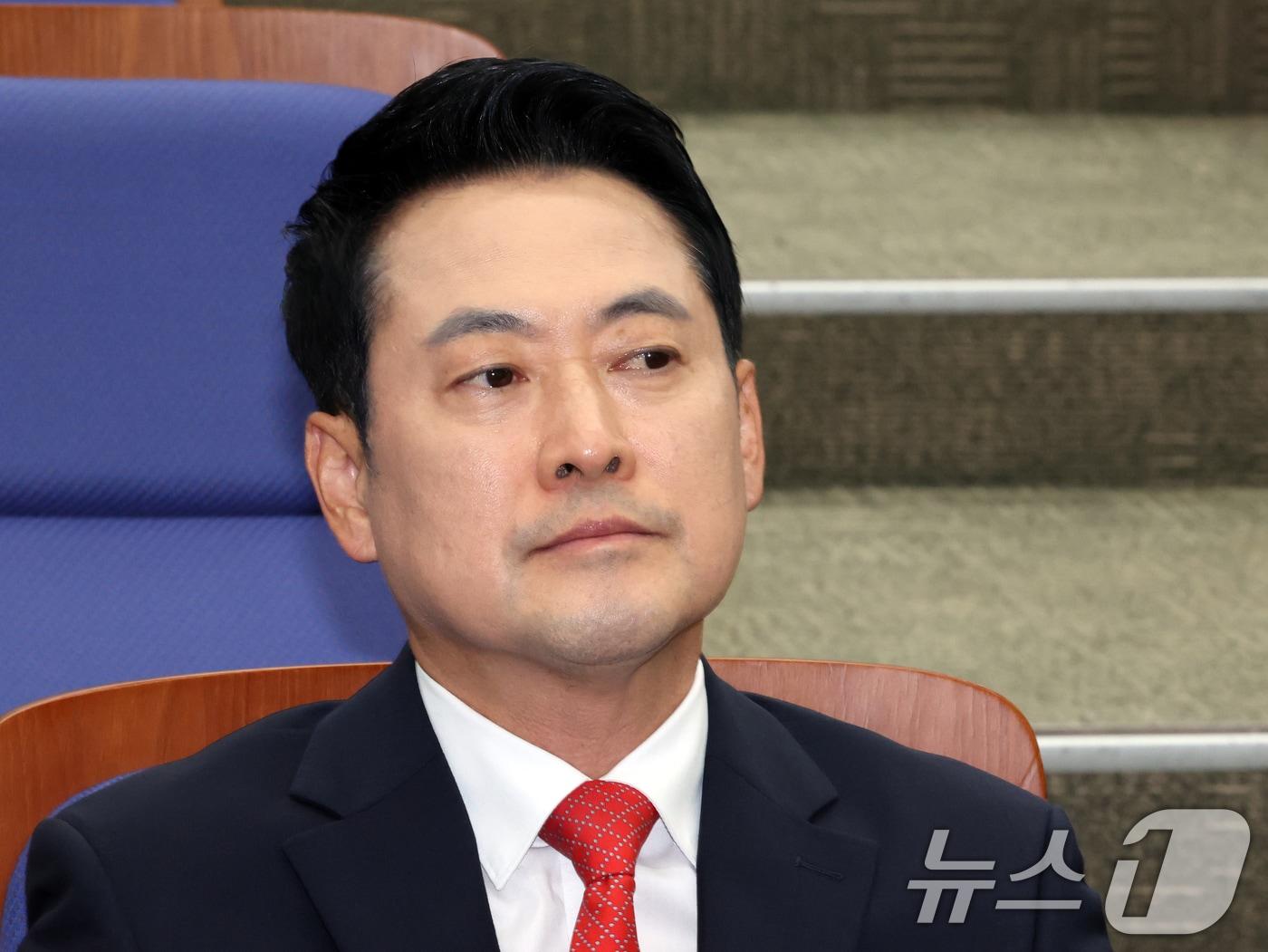 본문 이미지 - 장동혁 국민의힘 대표가 17일 오후 서울 여의도 국회에서 열린 긴급 의원총회에서 생각에 잠겨 있다. 2026.6.17 ⓒ 뉴스1 황기선 기자