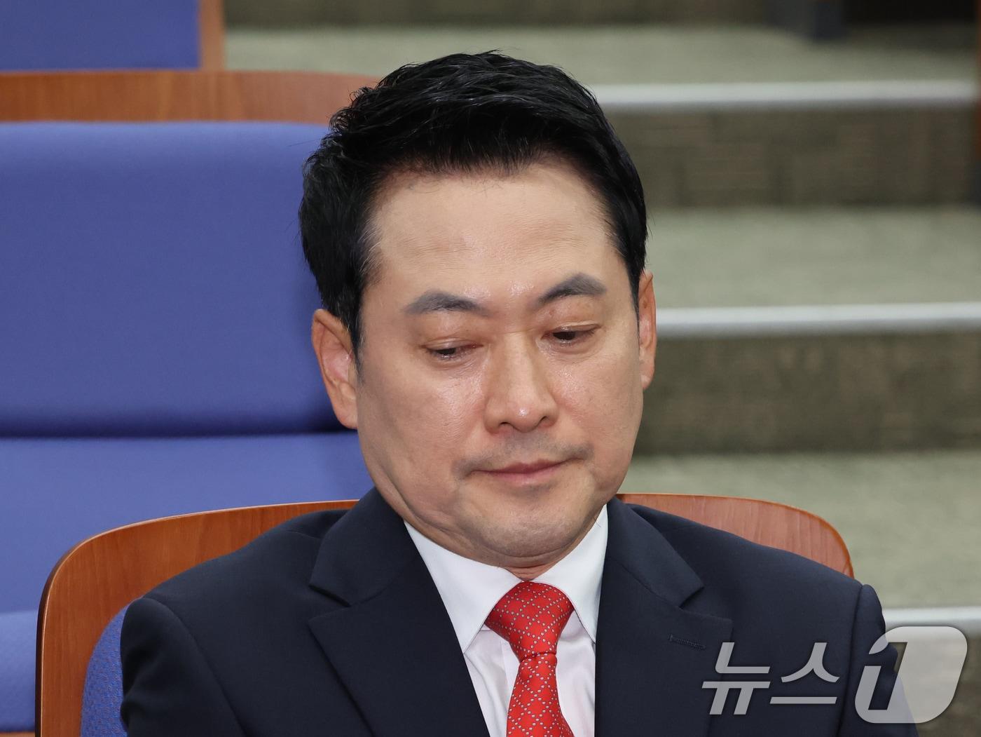본문 이미지 - 장동혁 국민의힘 대표가 지난 17일 오후 서울 여의도 국회에서 열린 긴급 의원총회에서 생각에 잠겨 있다. 2026.6.17 ⓒ 뉴스1 황기선 기자