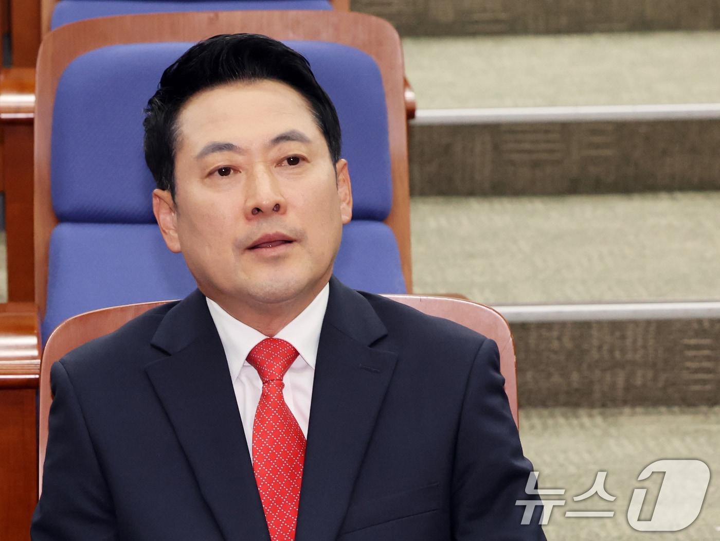 본문 이미지 - 장동혁 국민의힘 대표가 17일 오후 서울 여의도 국회에서 열린 긴급 의원총회에서 생각에 잠겨 있다. 2026.6.17 ⓒ 뉴스1 황기선 기자