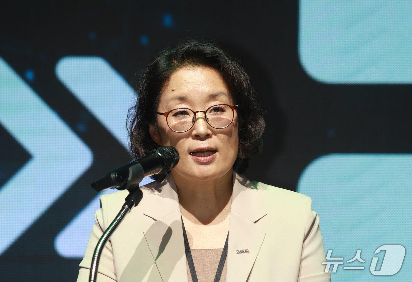 본문 이미지 - 김윤지 한국콘텐츠진흥원장이 K-콘텐츠의 지속 성장 방안을 17일 서울 광화문 CKL 스테이지에서 제시했다. 19일까지 열리는 '2026 콘텐츠산업포럼'은 김 원장의 취임 이후 첫 공식행사라서 주목을 끌었다.