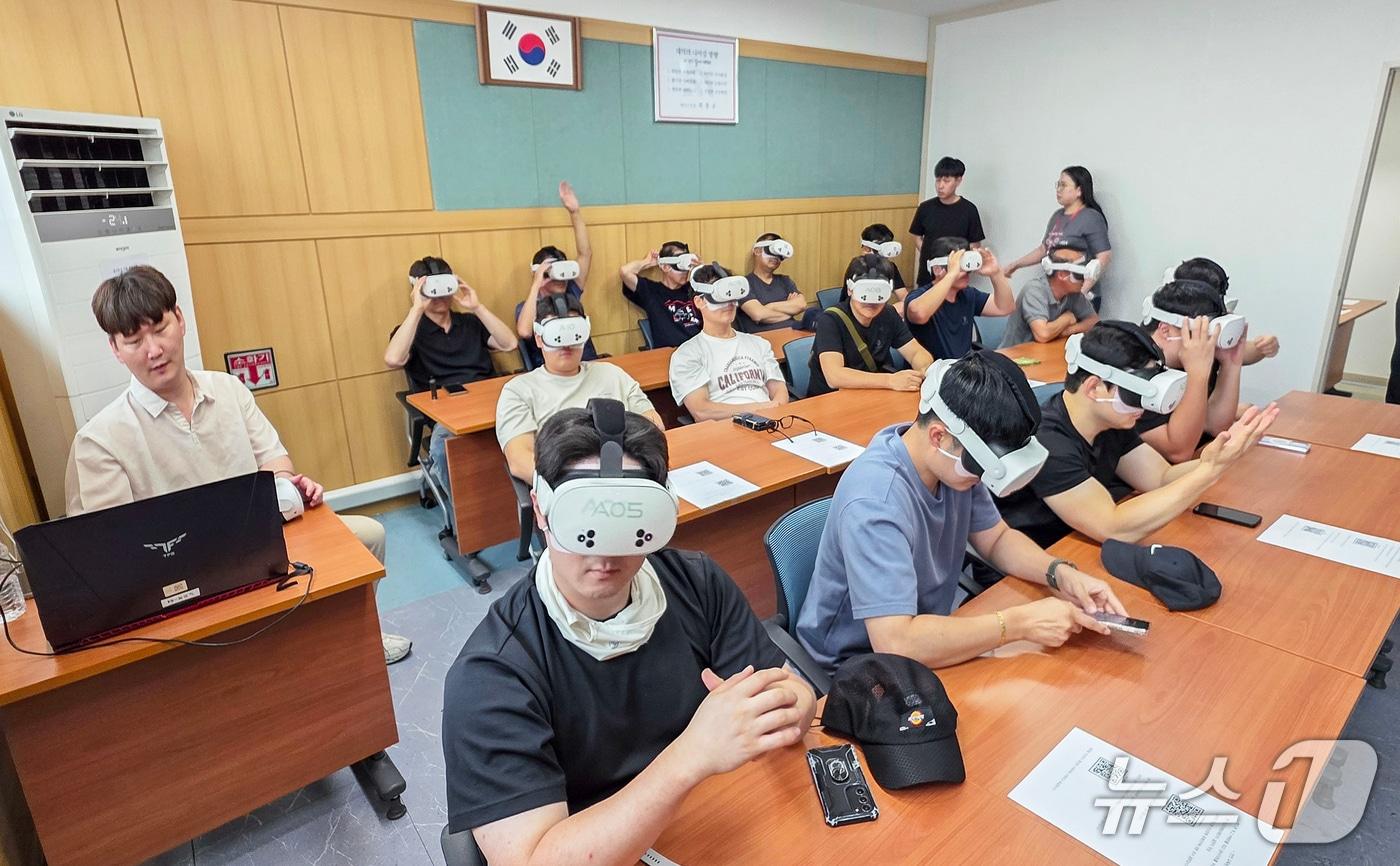 본문 이미지 - 인공지능(AI) 융합 XR(확장현실) 기반 체험형 안전보건교육 모습.(대덕구 제공. 재판매 및 DB금지)/뉴스1