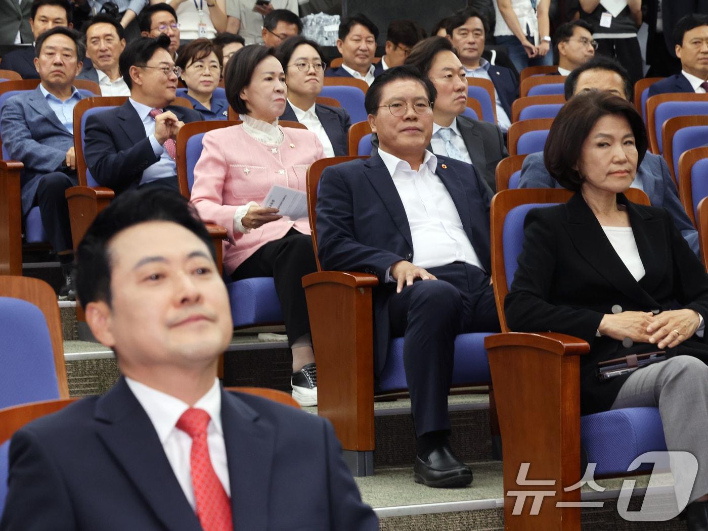 본문 이미지 - 17일 오후 국회에서 열린 국민의힘 긴급 의원총회. 2026.6.17 ⓒ 뉴스1 황기선 기자