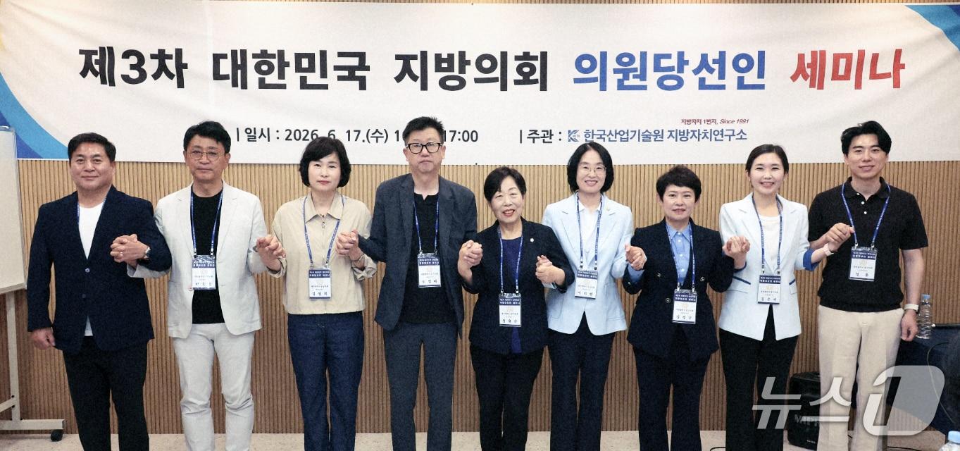 본문 이미지 - 대전 동구의회가 당선인 세마니를 진행했다.(동구의회 제공. 재판매 및 DB금지)