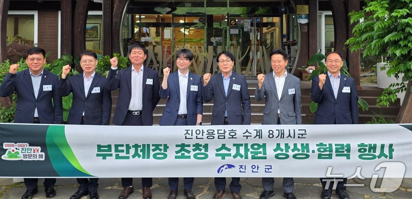 본문 이미지 - 17일 전북 진안군은 진안고원 치유숲과 용담댐 일원에서 용담호 수계 8개 시·군 부단체장을 초청해 간담회를 가졌다 .(진안군제공. 재판매 및 DB금지)2026..16/뉴스1