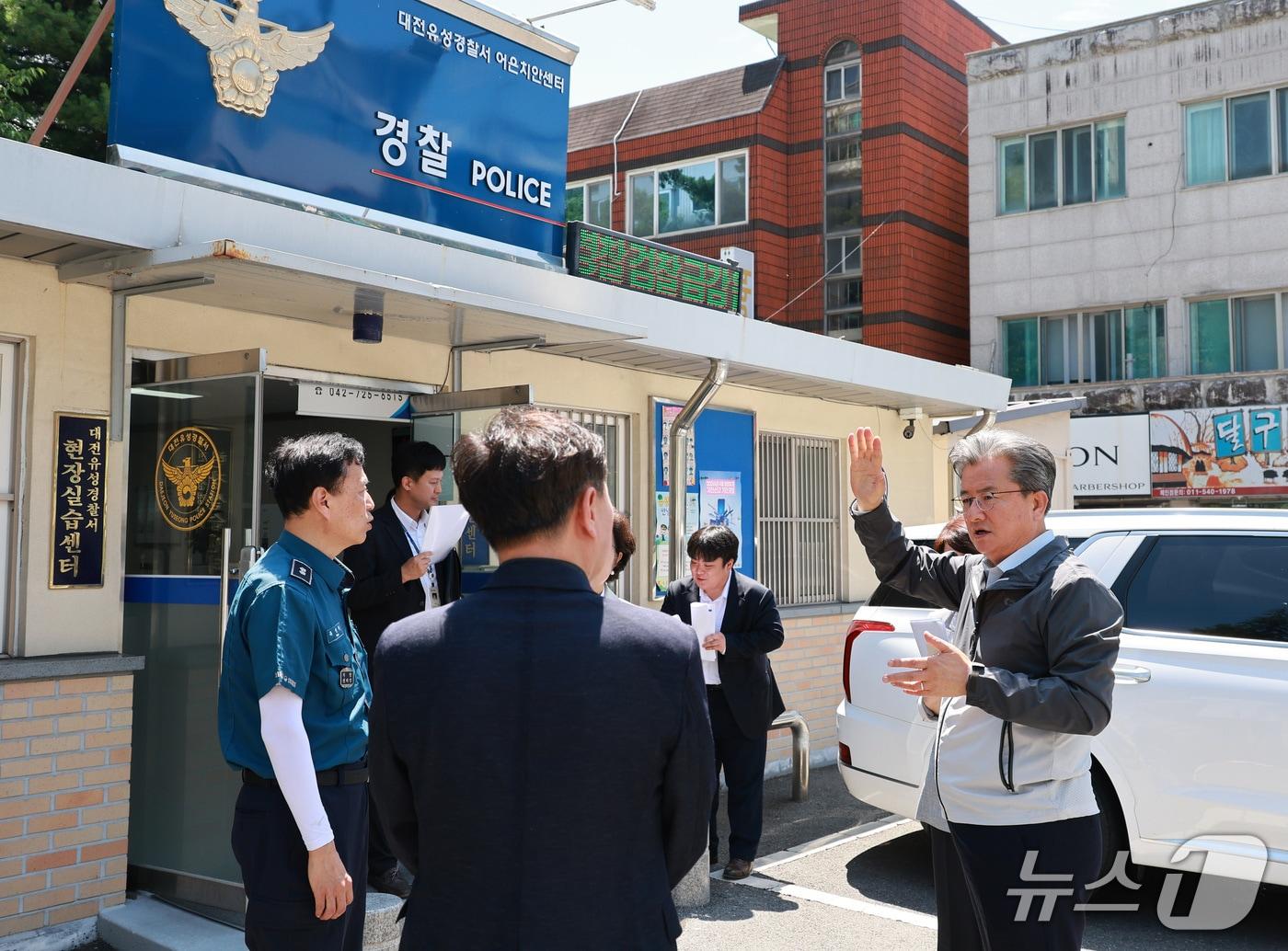 본문 이미지 - 정용래 유성구청장이 현장 행정을 하고 있다.(유성구 제공. 재판매 및 DB금지)/뉴스1