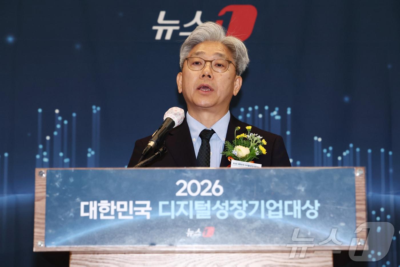 본문 이미지 - 이영섭 뉴스1 대표이사가 17일 오후 서울 중구 프레스센터에서 '대한민국 중소기업의 힘, 디지털 혁신으로 글로벌 성장 잇다'를 주제로 열린 2026 뉴스1 디지털성장기업대상 시상식에서 개회사를 하고 있다. ⓒ 뉴스1 김민지 기자