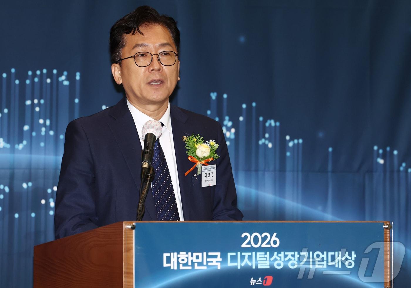 본문 이미지 - 이병권 중소벤처기업부 2차관이 17일 오후 서울 중구 프레스센터에서 '대한민국 중소기업의 힘, 디지털 혁신으로 글로벌 성장 잇다'를 주제로 열린 2026 뉴스1 디지털성장기업대상 시상식에서 축사를 하고 있다. ⓒ 뉴스1 김민지 기자