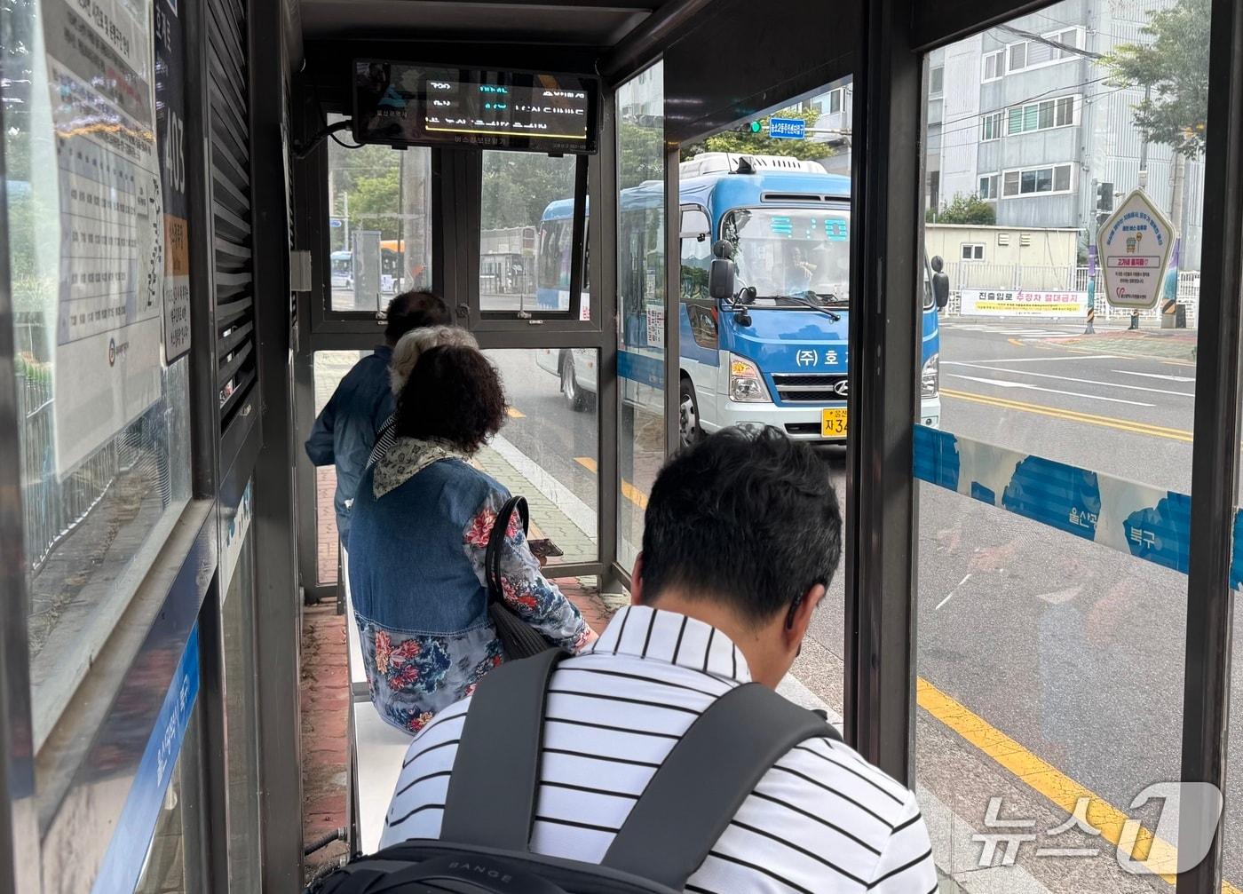 본문 이미지 - 17일 울산 북구 신천동의 한 버스정류장에 시민들이 대기석에서 버스를 기다리고 있다.2026.06.17.ⓒ 뉴스1 김세은 기자